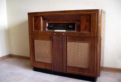 104765meuble-radio-phono-philips.jpg
