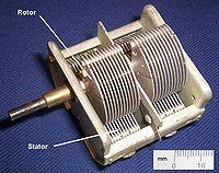 200px-variable-capacitor.jpg